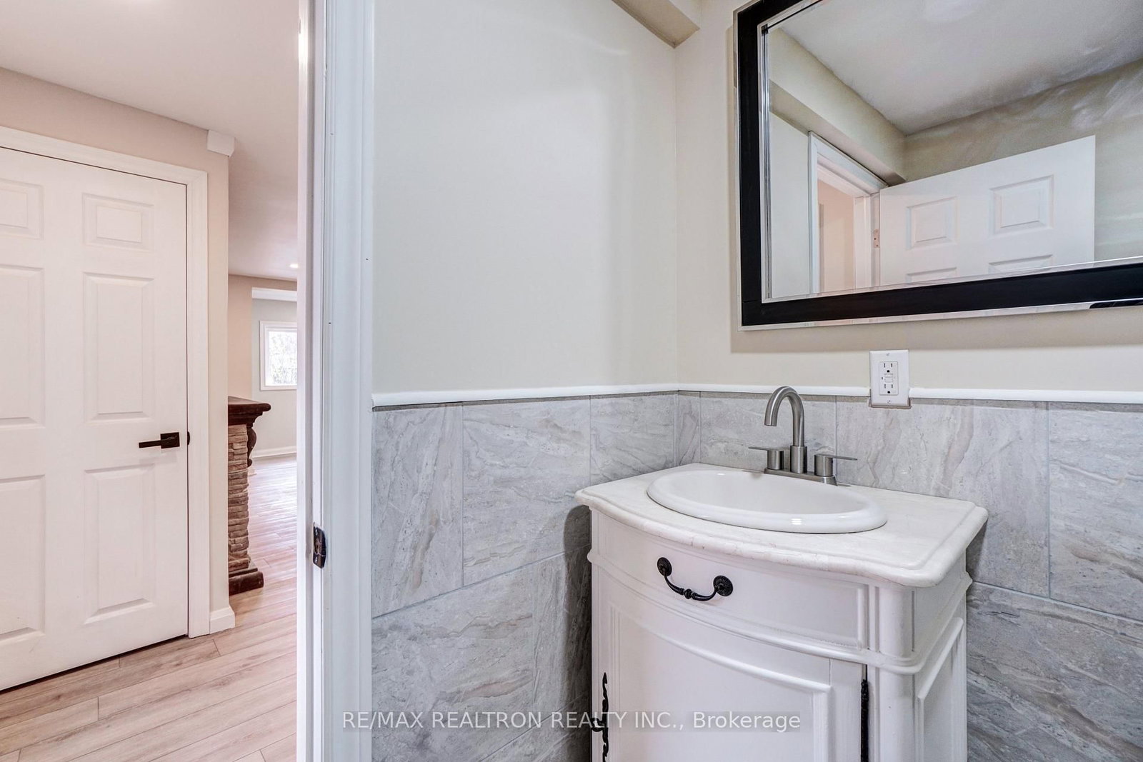 Detached House for sale at 26 State Street, Welland, Ontario, L3B 4K3 - Welland Downtown - MLS: X12985522