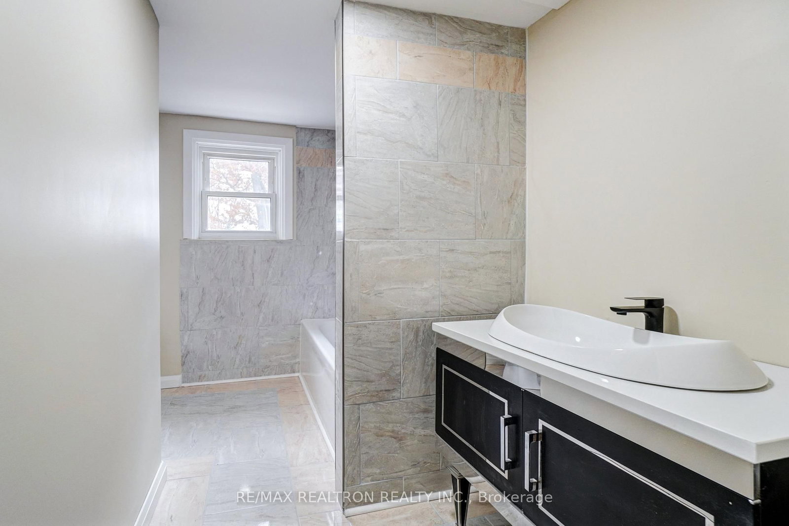 Detached House for sale at 26 State Street, Welland, Ontario, L3B 4K3 - Welland Downtown - MLS: X12985522