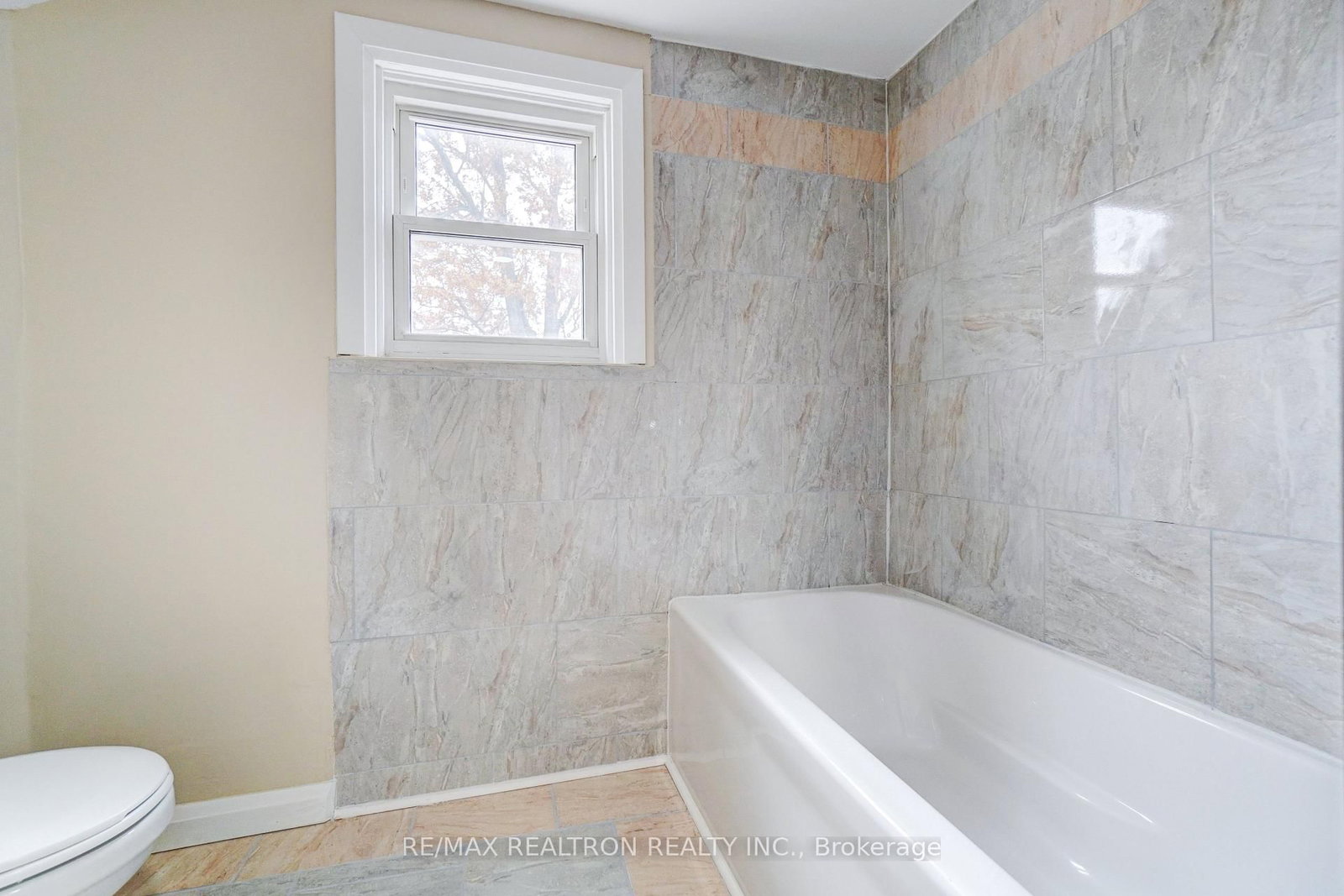 Detached House for sale at 26 State Street, Welland, Ontario, L3B 4K3 - Welland Downtown - MLS: X12985522