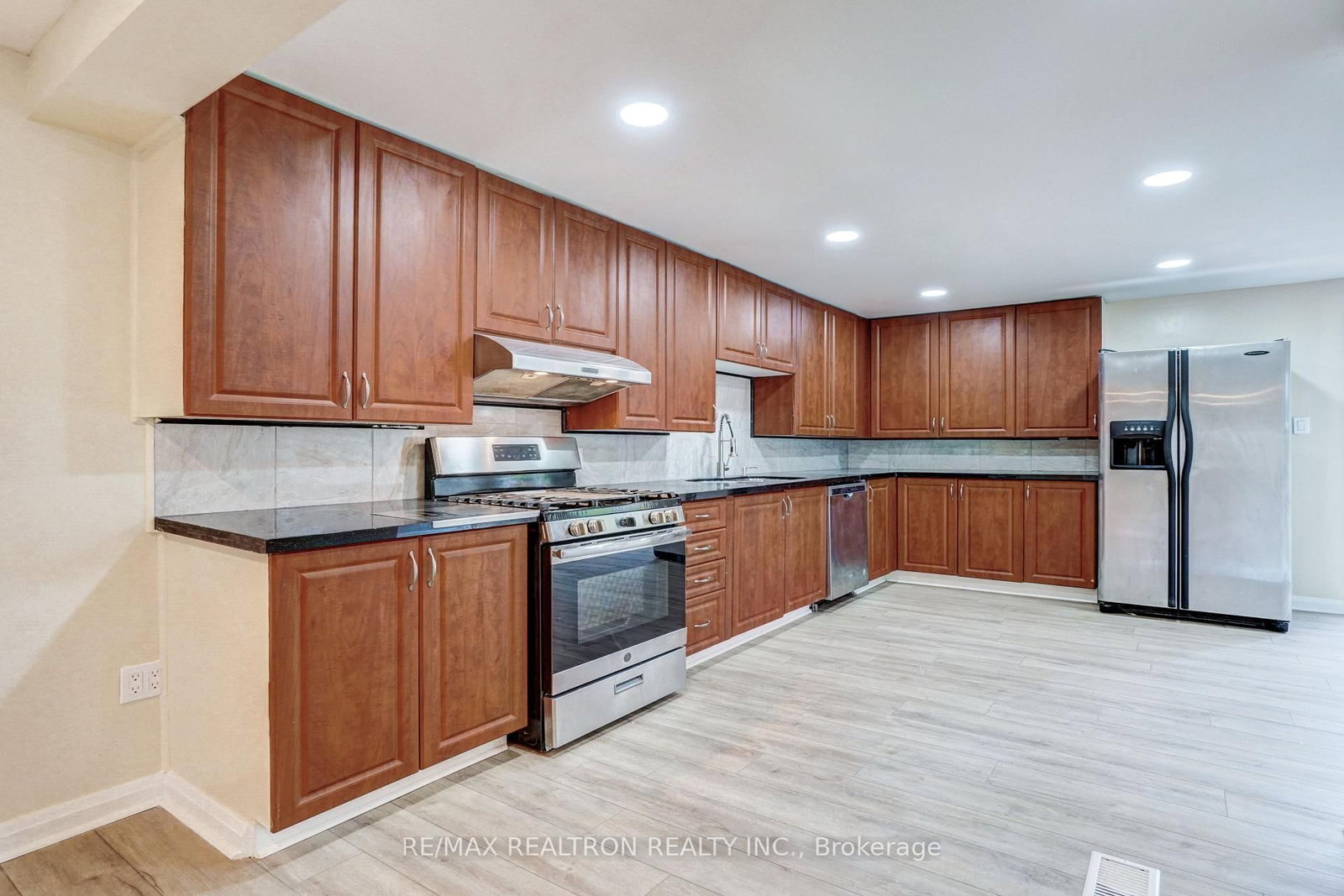 Detached House for sale at 26 State Street, Welland, Ontario, L3B 4K3 - Welland Downtown - MLS: X12985522