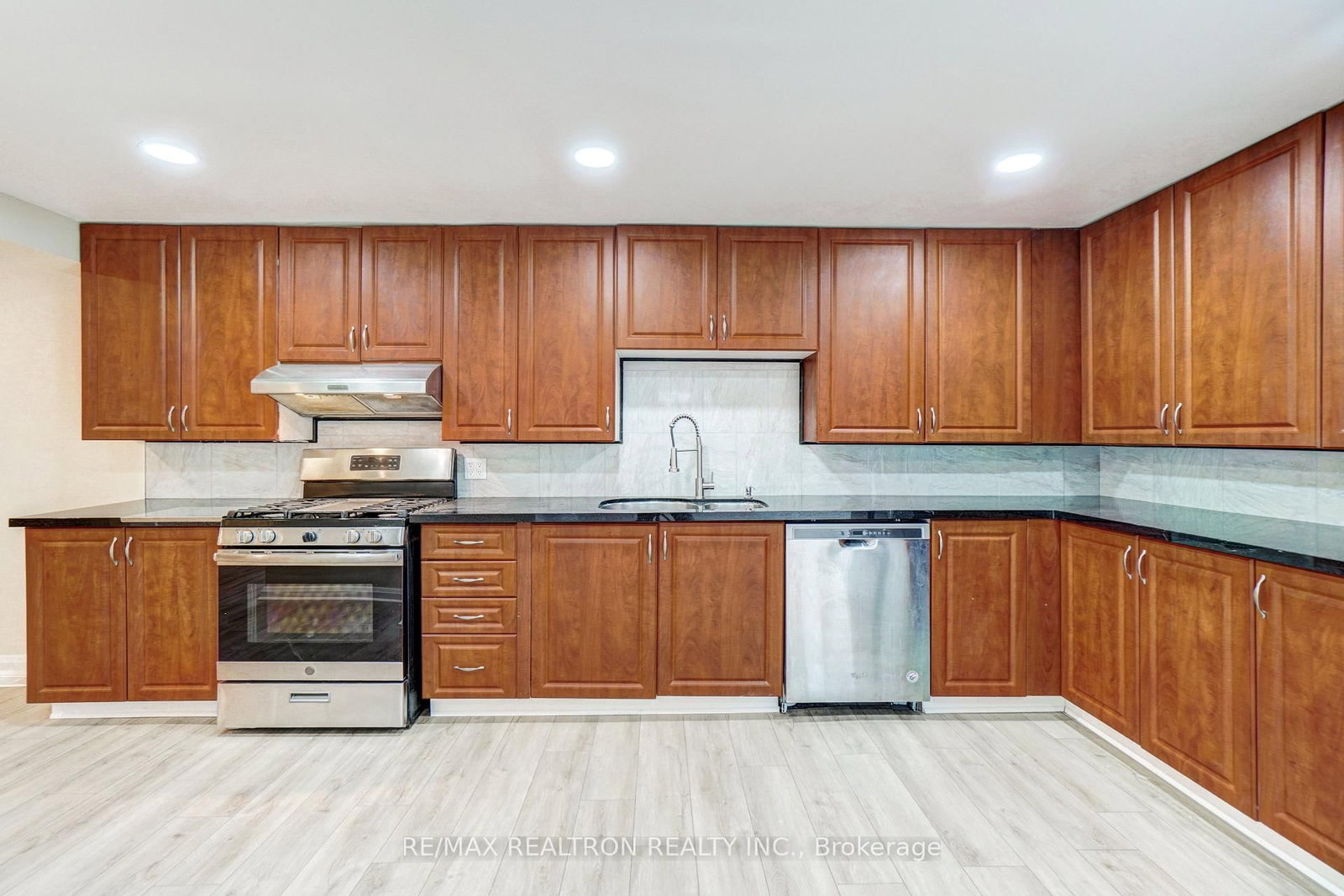 Detached House for sale at 26 State Street, Welland, Ontario, L3B 4K3 - Welland Downtown - MLS: X12985522