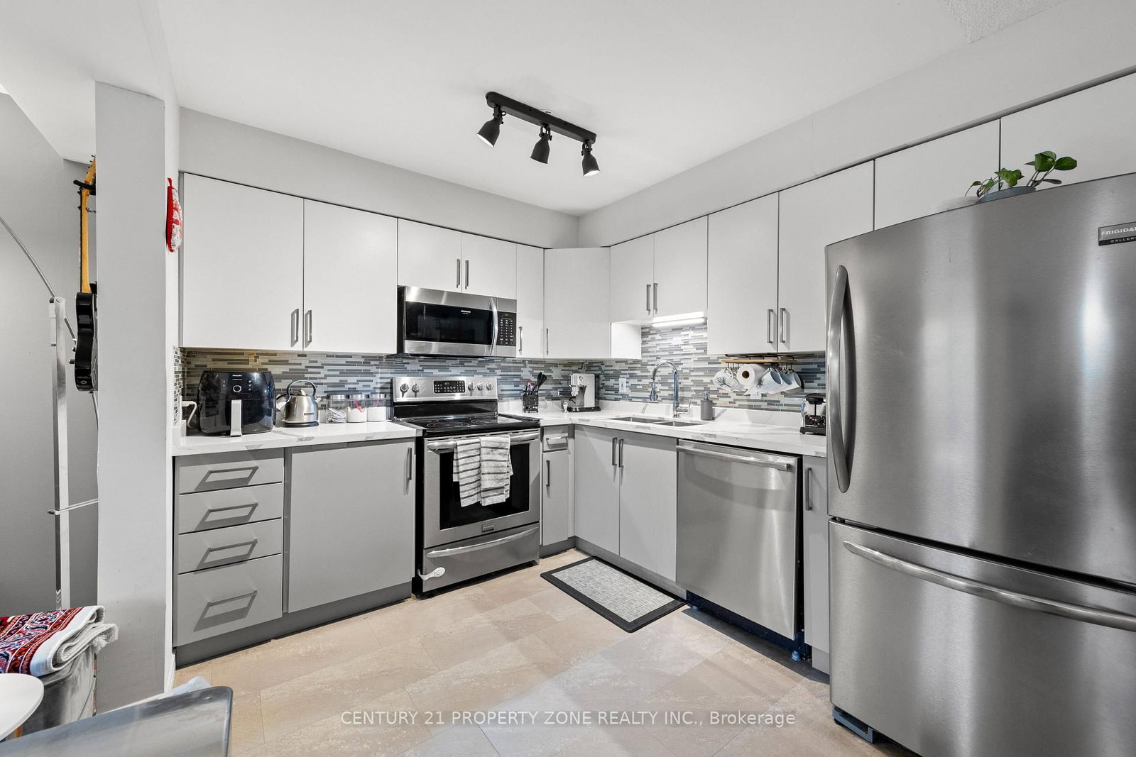 Townhouse for sale at 2-280 Limeridge Road, Hamilton, Ontario, L9A 2S7 - Bruleville - MLS: X12985772