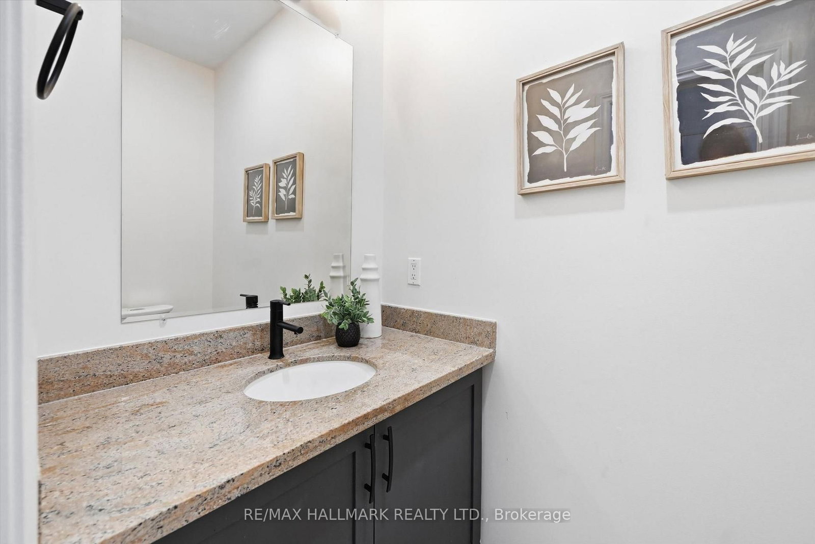 Detached House for sale at 1334 Upper Paradise Road, Hamilton, Ontario, L9B 0C3 - Carpenter - MLS: X12986340