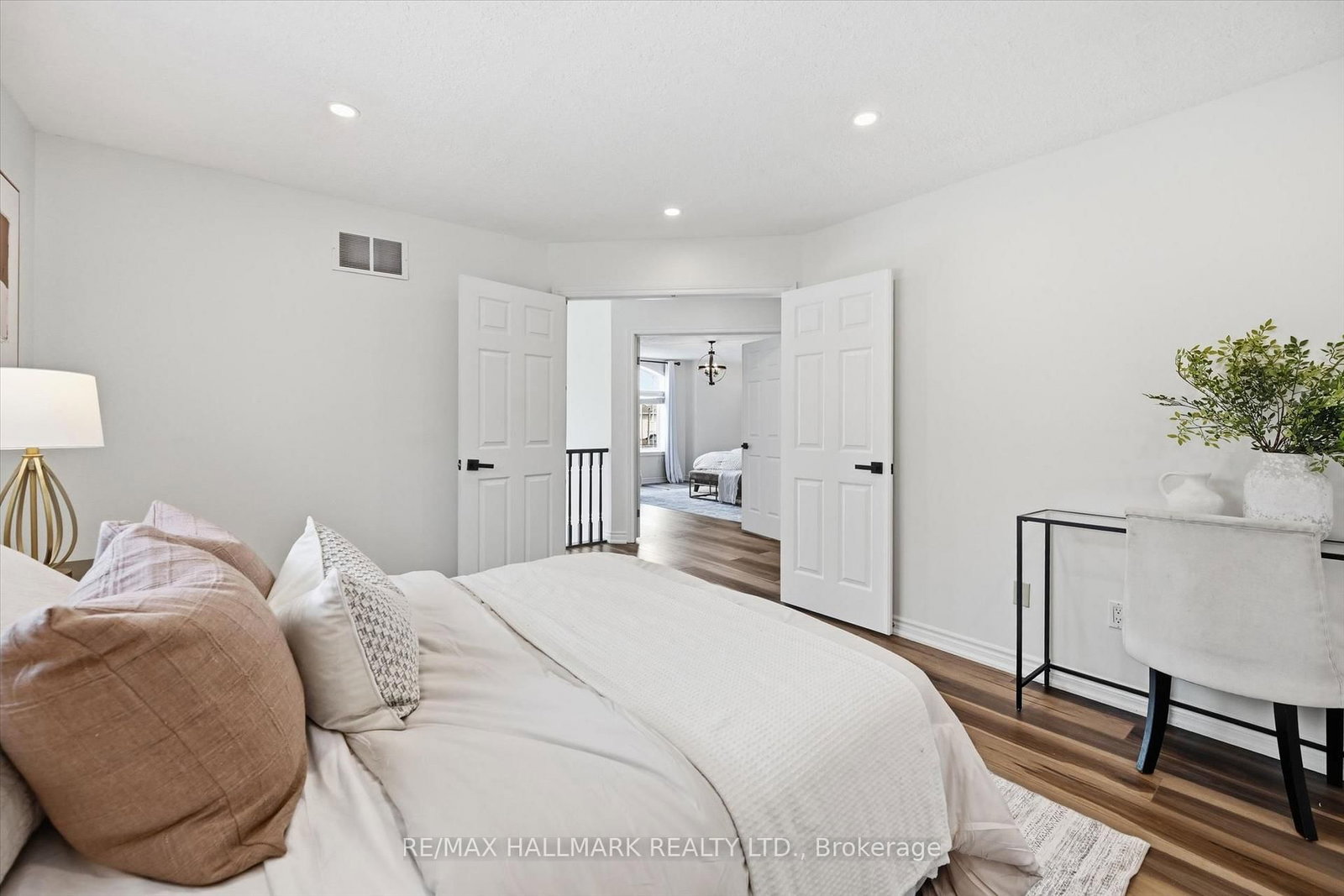 Detached House for sale at 1334 Upper Paradise Road, Hamilton, Ontario, L9B 0C3 - Carpenter - MLS: X12986340