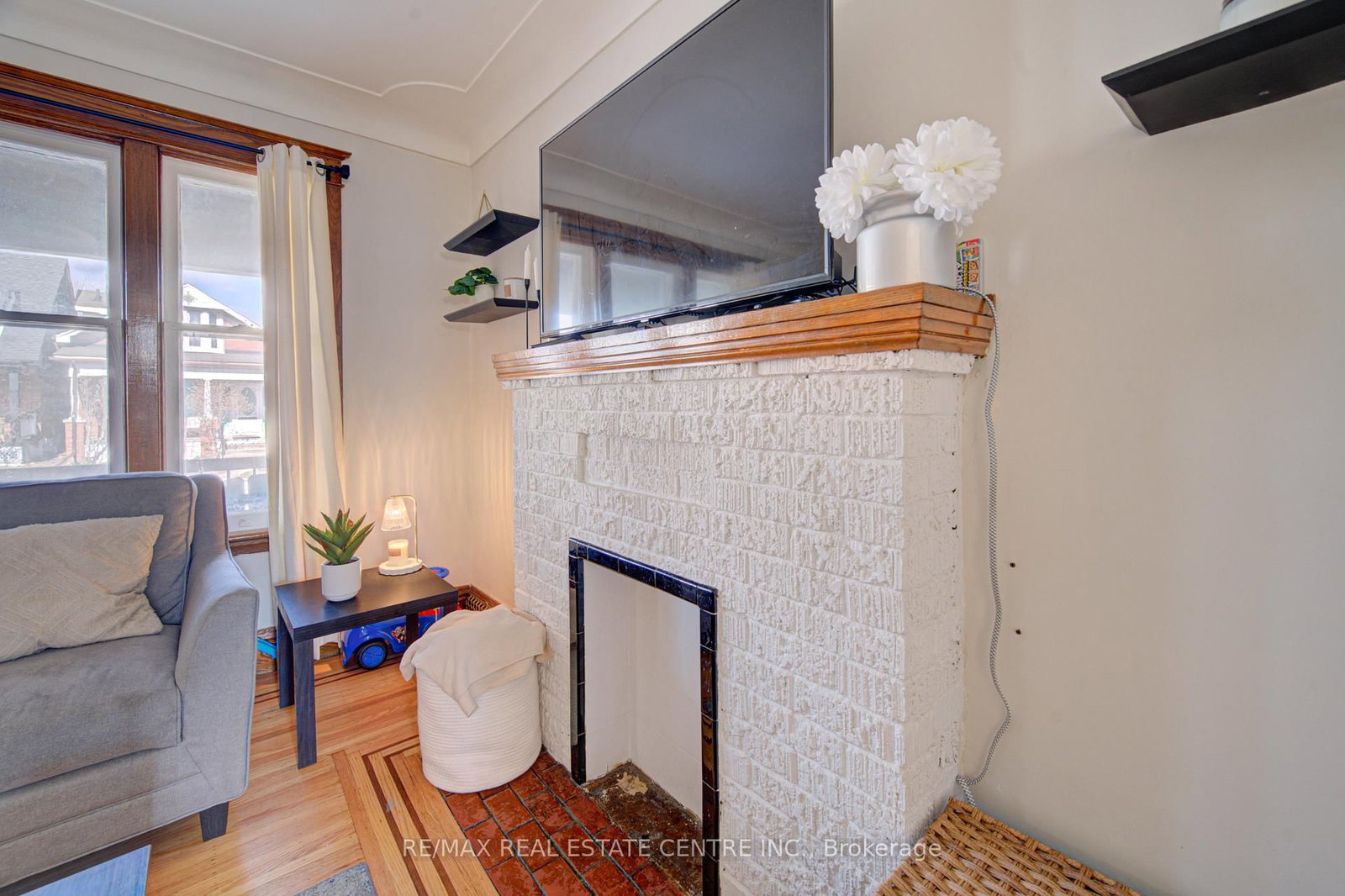 Detached House for sale at 54 Belmont Avenue, Hamilton, Ontario, L8L 7M1 - Crown Point - MLS: X12986516