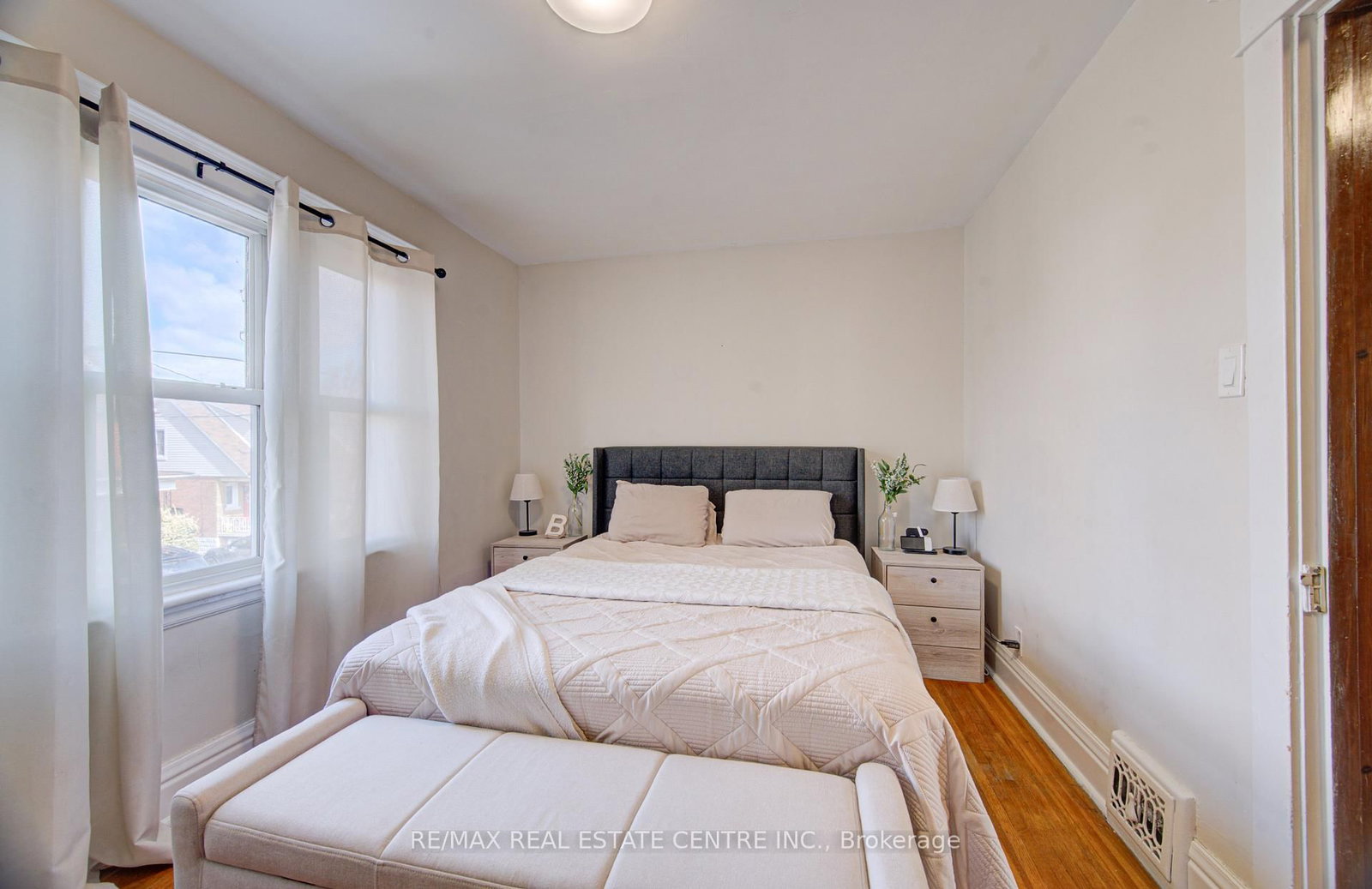 Detached House for sale at 54 Belmont Avenue, Hamilton, Ontario, L8L 7M1 - Crown Point - MLS: X12986516