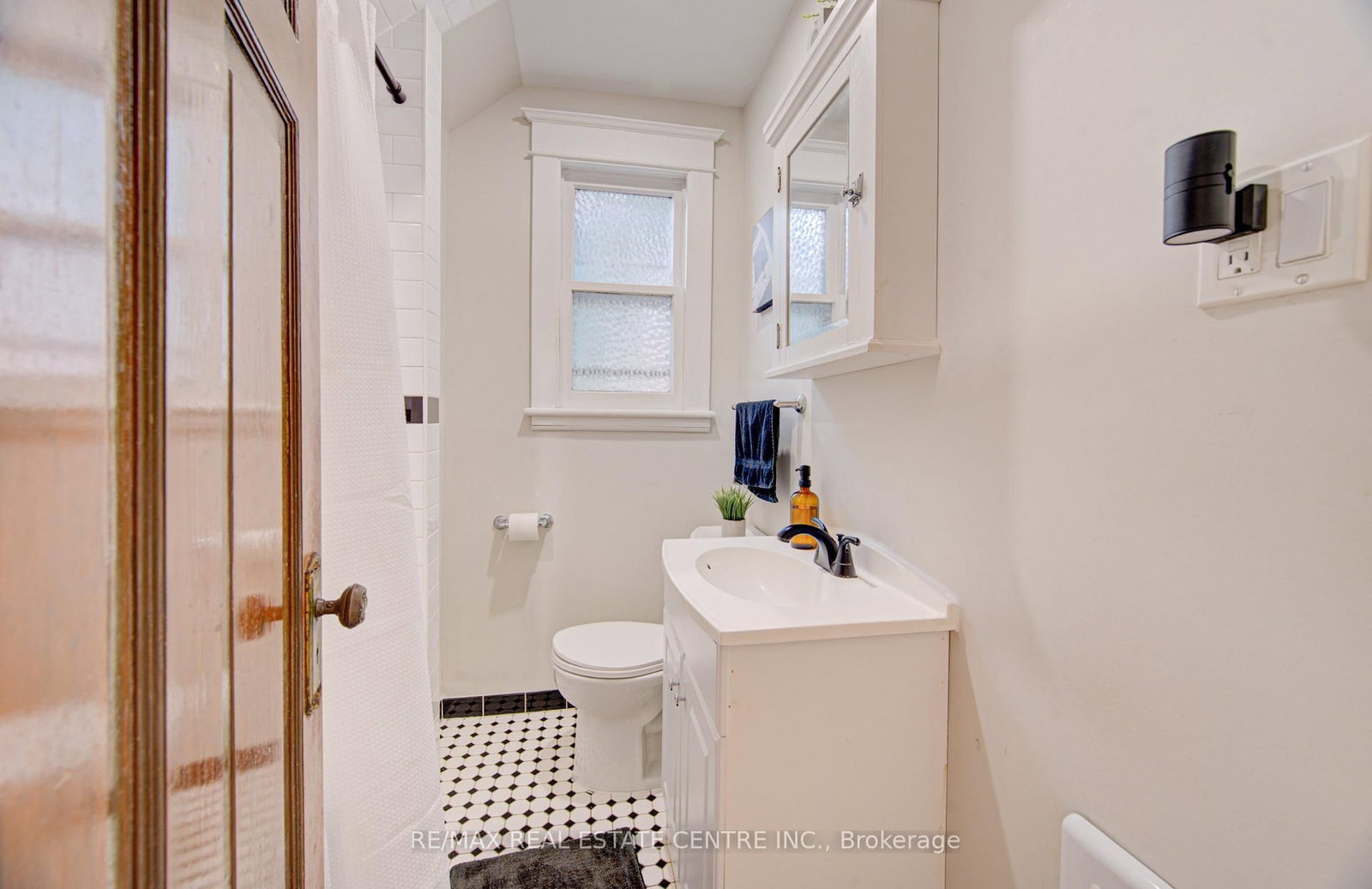 Detached House for sale at 54 Belmont Avenue, Hamilton, Ontario, L8L 7M1 - Crown Point - MLS: X12986516