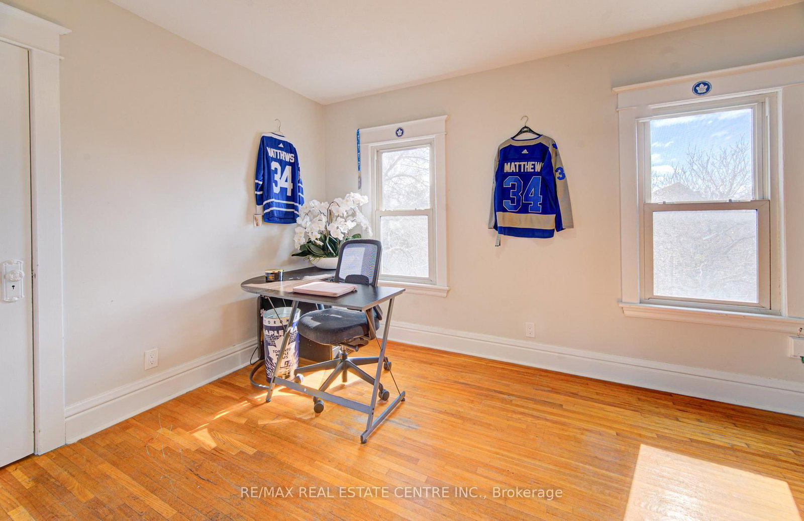 Detached House for sale at 54 Belmont Avenue, Hamilton, Ontario, L8L 7M1 - Crown Point - MLS: X12986516