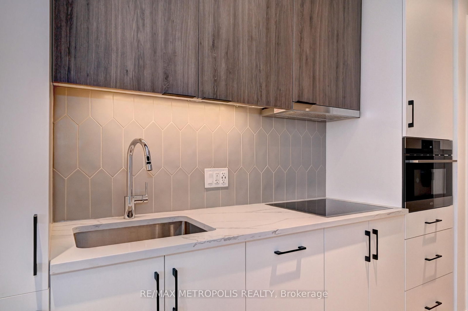 741 KING Street W, Unit 909 - Photo 9