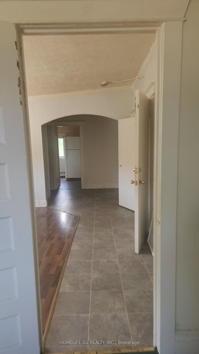 42 Riverside Dr, Welland, L3C 5E2 | Image 2