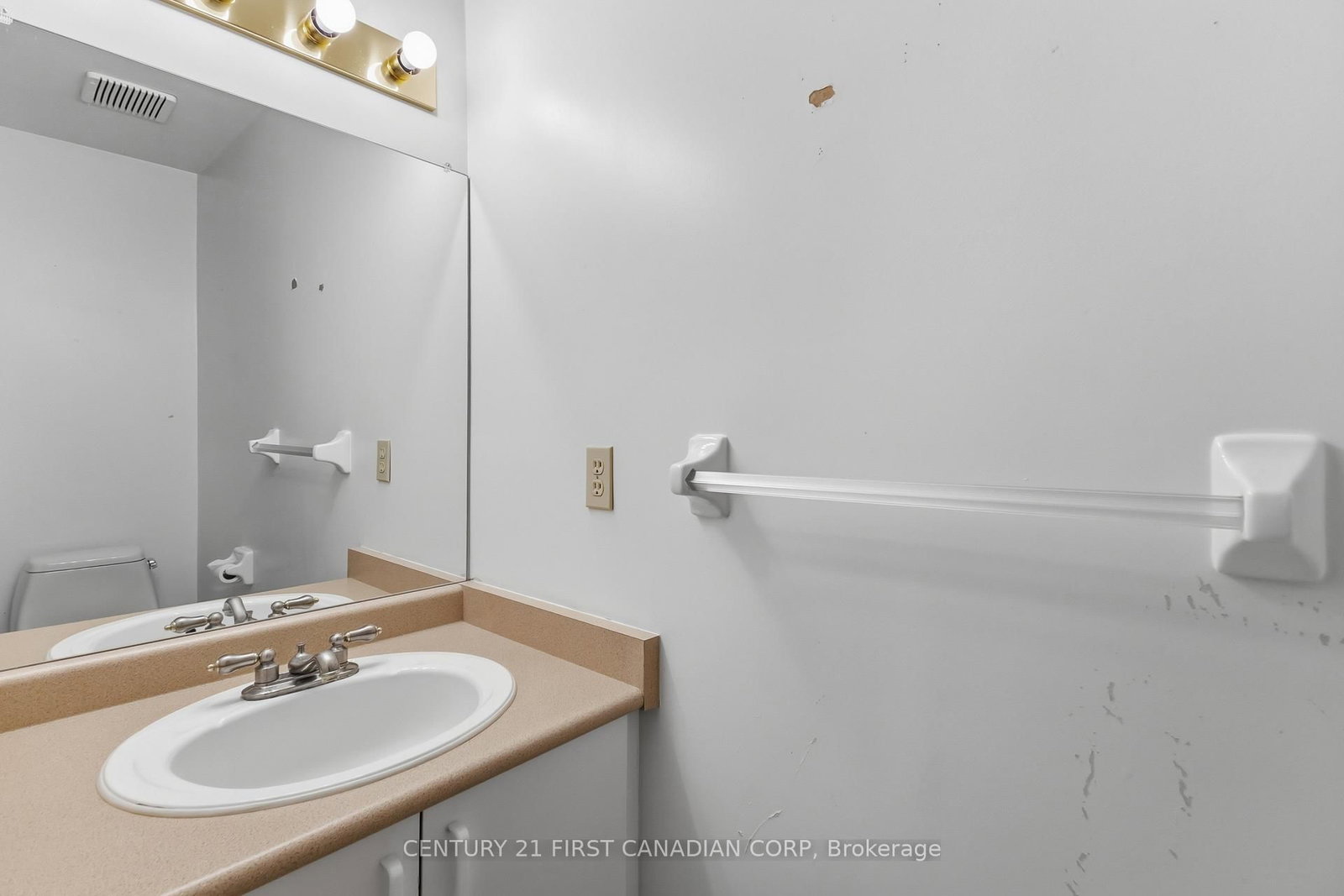 Townhouse for sale at 7-1920 MARCONI Boulevard, London East, Ontario, N5V 4X8 - East I - MLS: X12988022