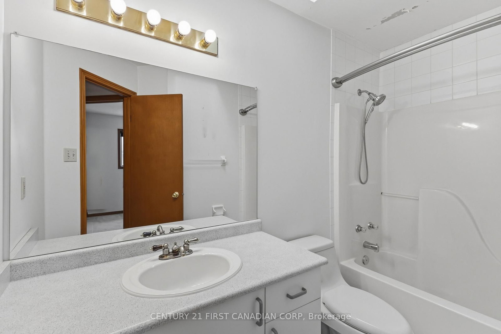 Townhouse for sale at 7-1920 MARCONI Boulevard, London East, Ontario, N5V 4X8 - East I - MLS: X12988022