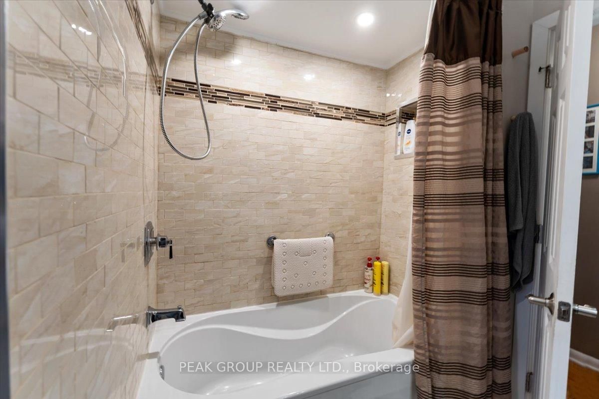 Detached House for sale at 18 Karen Crescent, Welland, Ontario, L3C 2Y6 - Prince Charles - MLS: X12988178