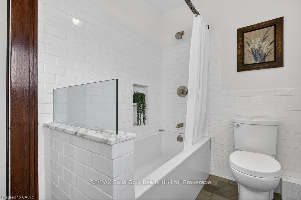 859 Queen's Boulevard - Photo 13