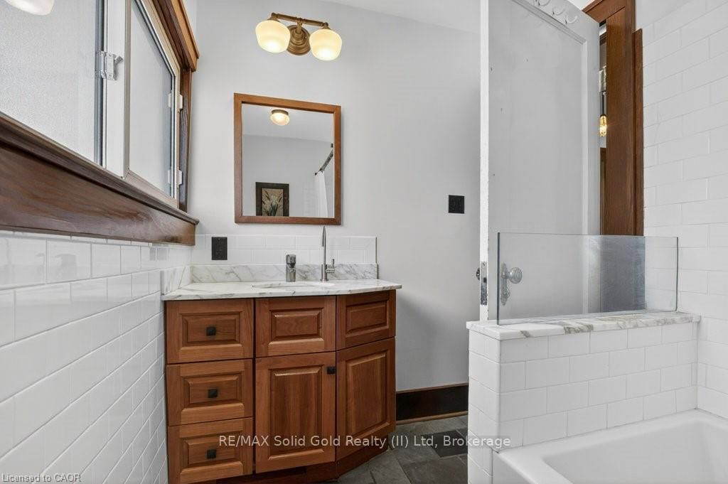 859 Queen's Boulevard - Photo 14