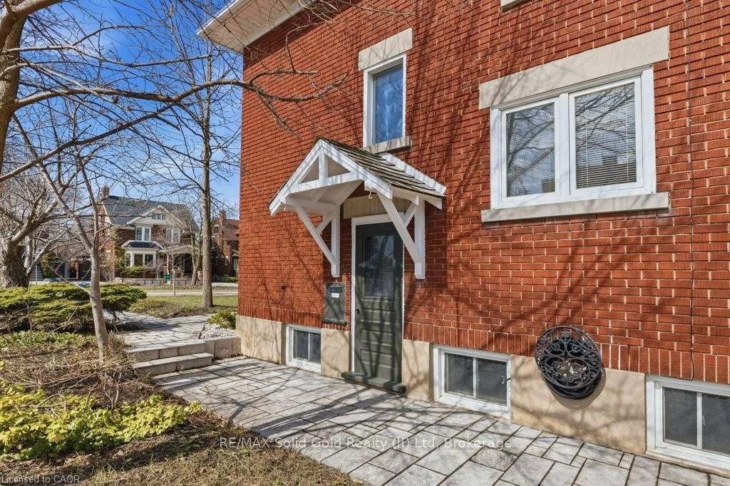 859 Queen's Boulevard - Photo 27