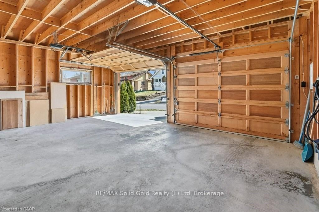 859 Queen's Boulevard - Photo 32