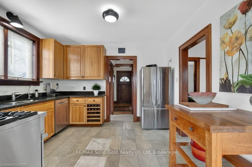 859 Queen's Boulevard - Photo 4