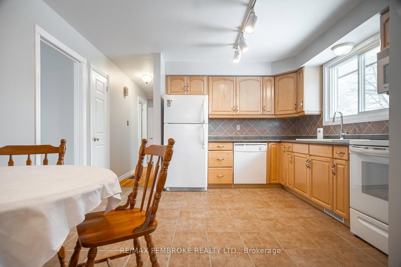 395 Chamberlain St, Pembroke, K8A 2N3 | Image 3