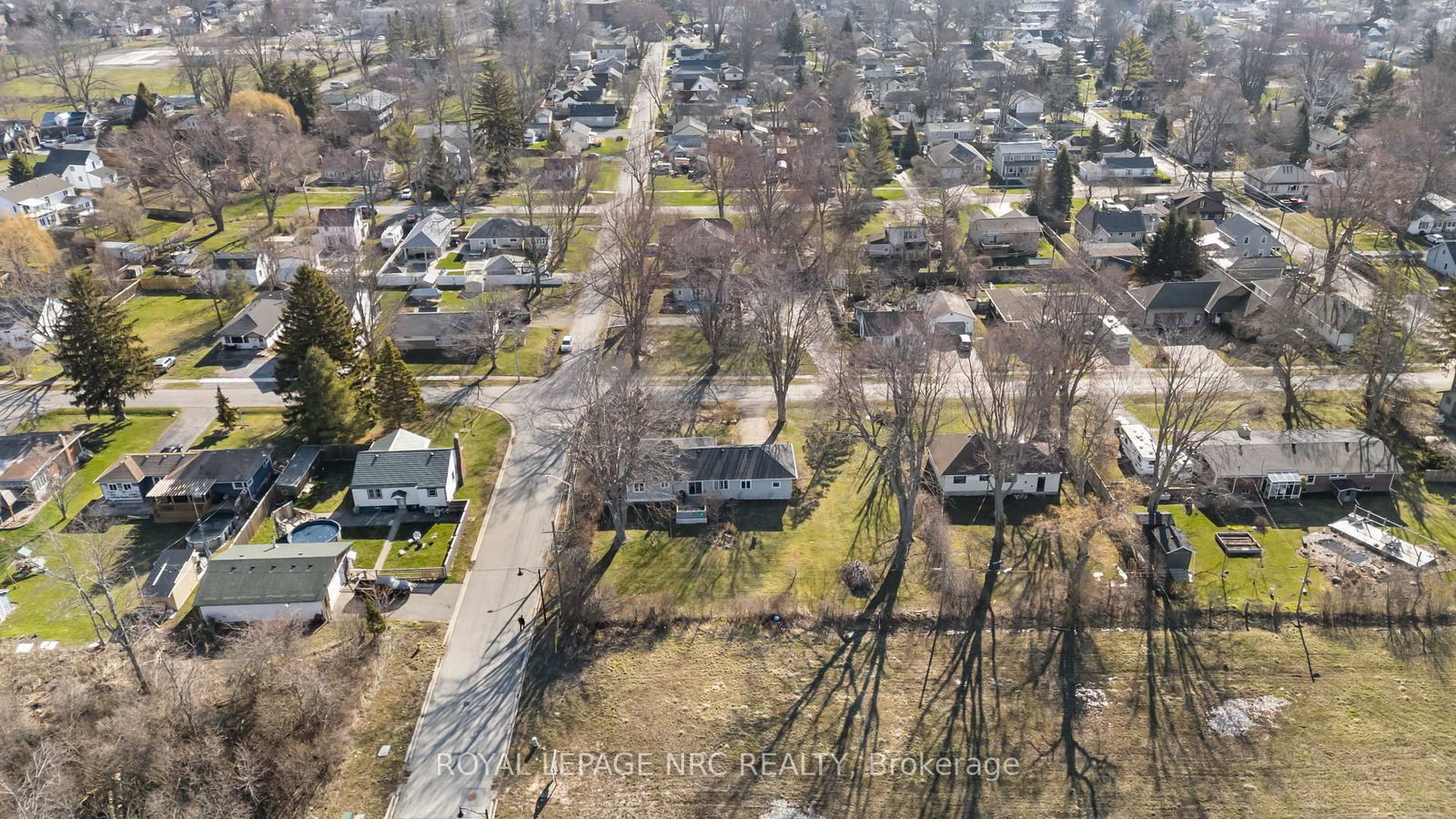 Detached House for sale at 197 Elmwood Avenue, Fort Erie, Ontario, L0S 1B0 - Crystal Beach - MLS: X12988954