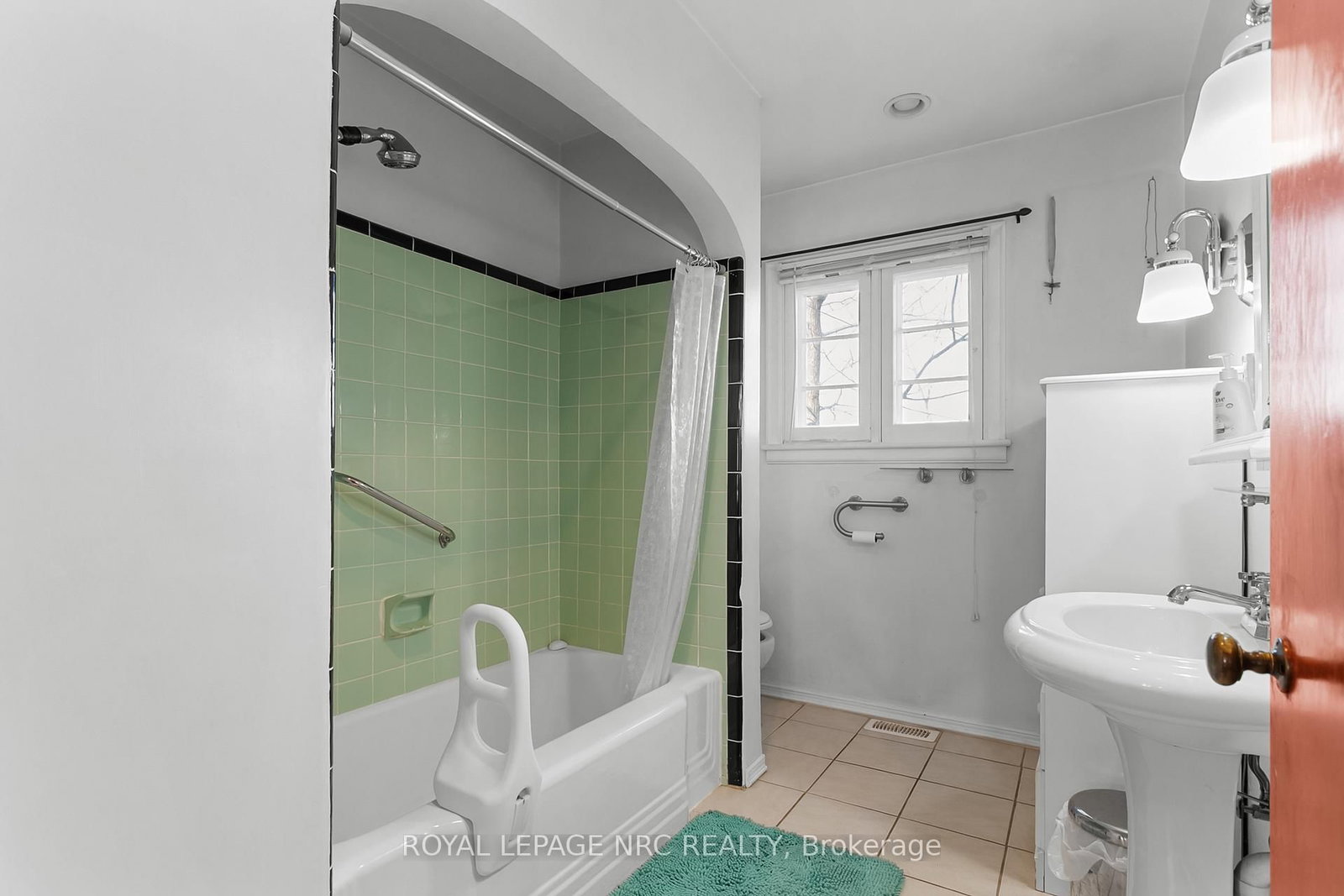 Detached House for sale at 197 Elmwood Avenue, Fort Erie, Ontario, L0S 1B0 - Crystal Beach - MLS: X12988954