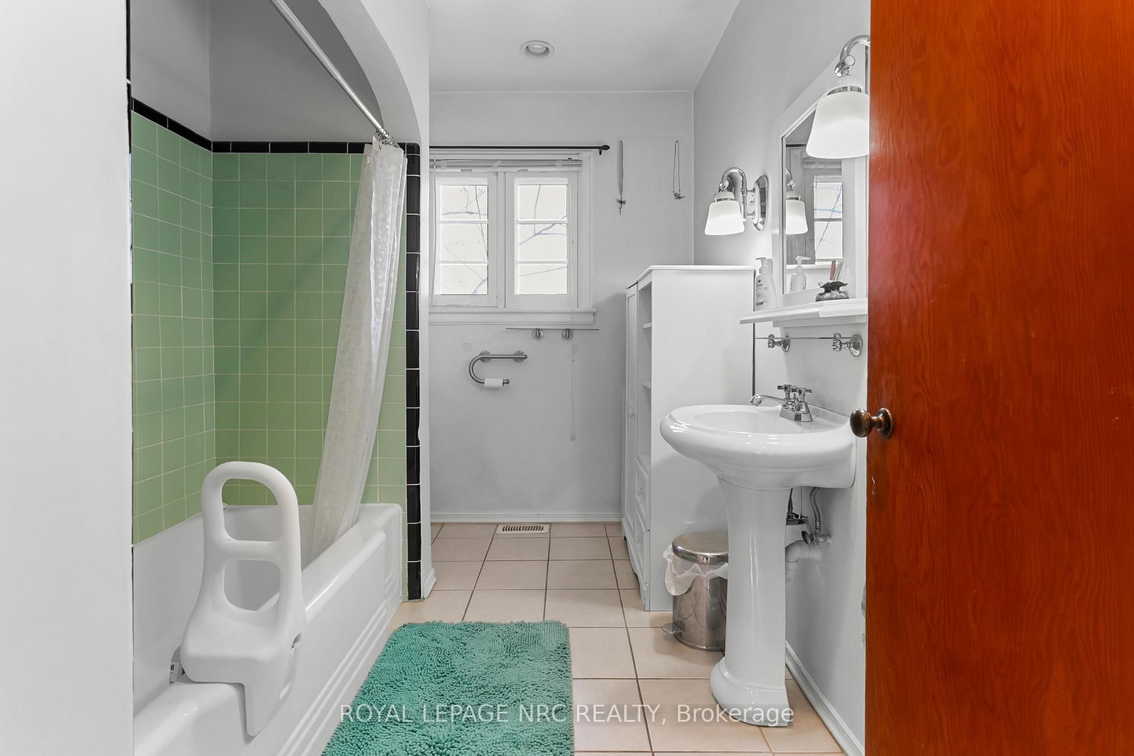 Detached House for sale at 197 Elmwood Avenue, Fort Erie, Ontario, L0S 1B0 - Crystal Beach - MLS: X12988954