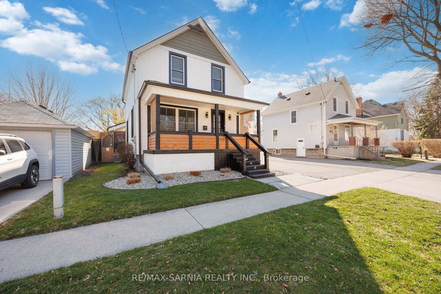 142 Mackenzie Street S