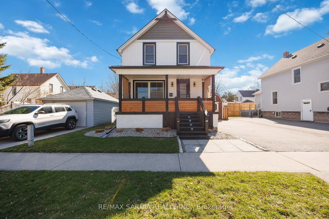 142 Mackenzie Street S