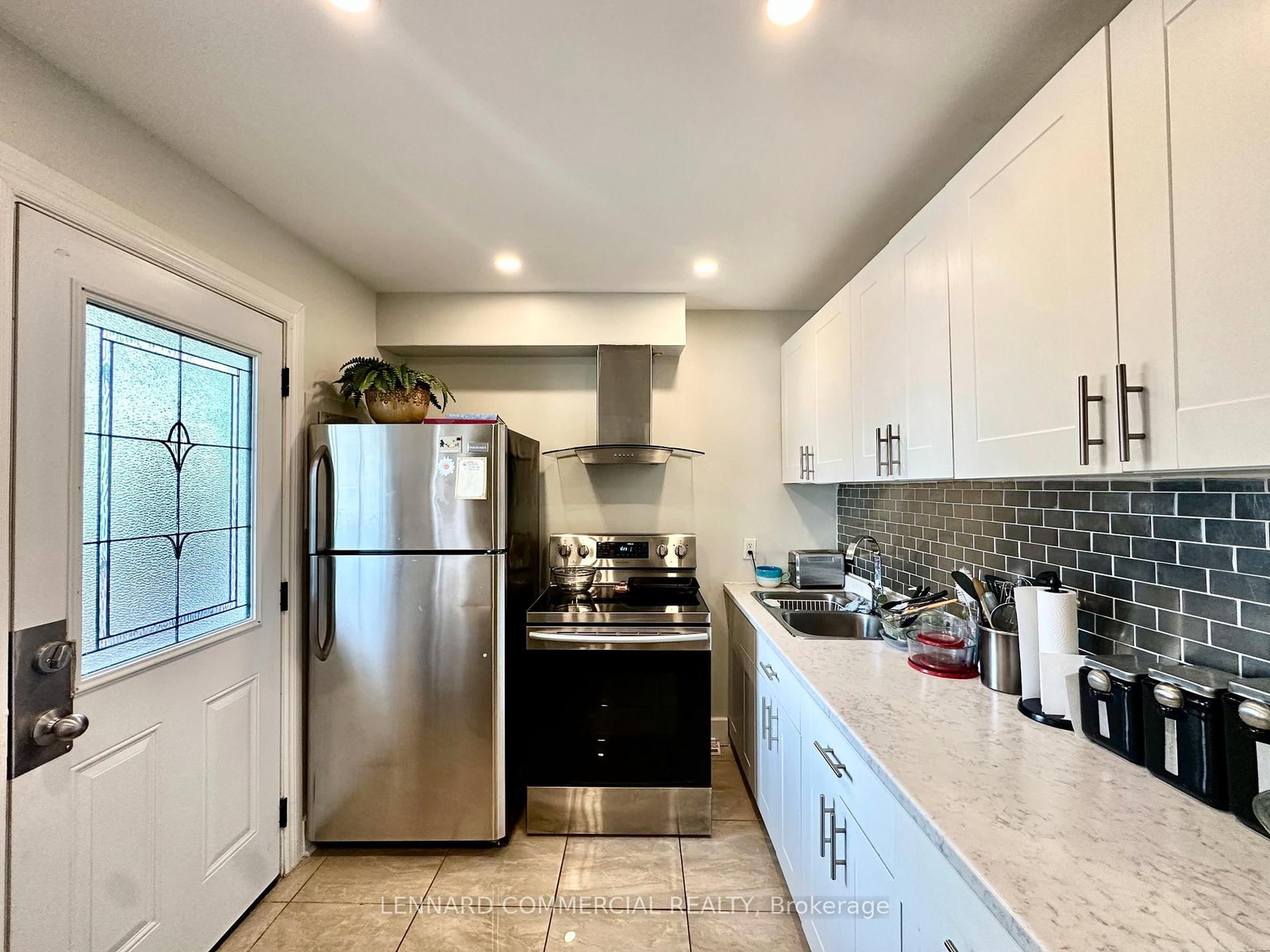 240 MARIER Avenue - Photo 8