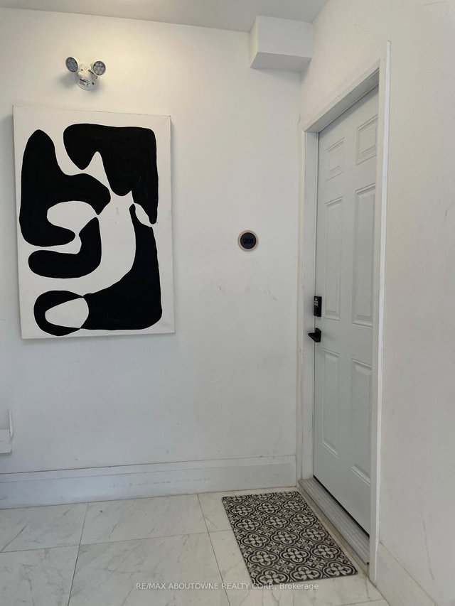 66 Wellington Street S