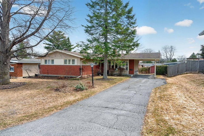 home for sale on 32 Bowmoor Avenue