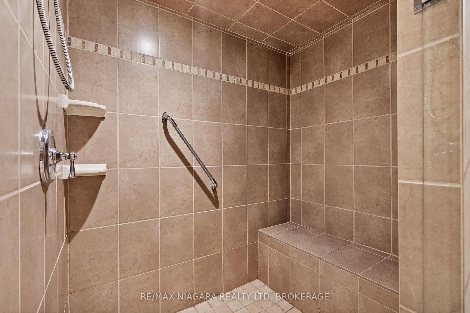 Detached House for sale at 56 Royal Oak Drive, Welland, Ontario, L3C 5V9 - N. Welland - MLS: X12990098