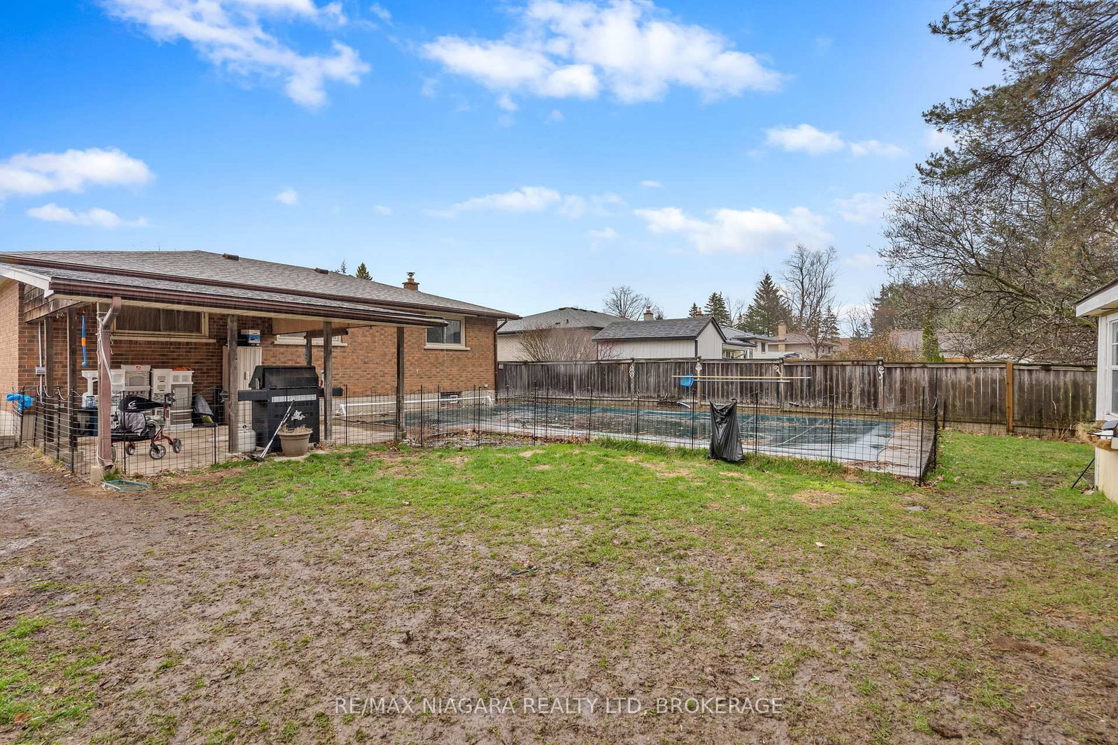 Detached House for sale at 56 Royal Oak Drive, Welland, Ontario, L3C 5V9 - N. Welland - MLS: X12990098