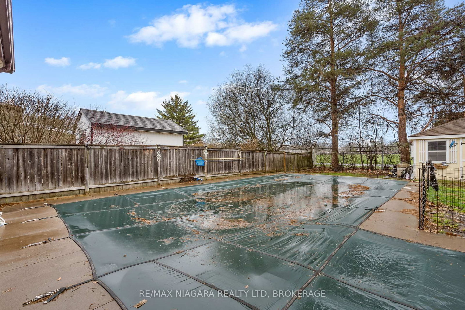 Detached House for sale at 56 Royal Oak Drive, Welland, Ontario, L3C 5V9 - N. Welland - MLS: X12990098