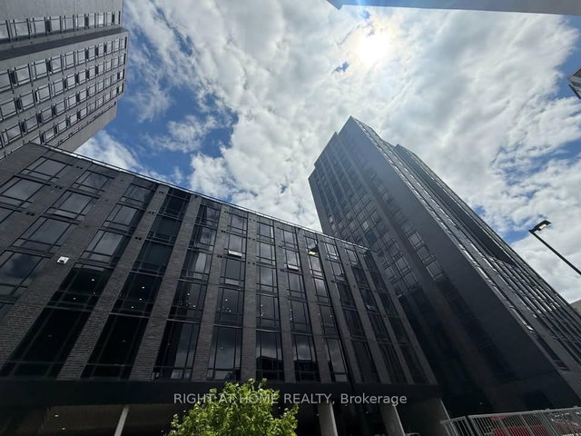 925 - 145 Columbia Street W W