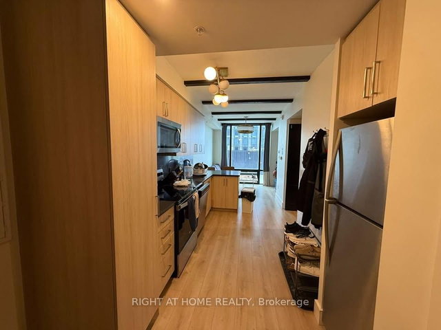 925 - 145 Columbia Street W W