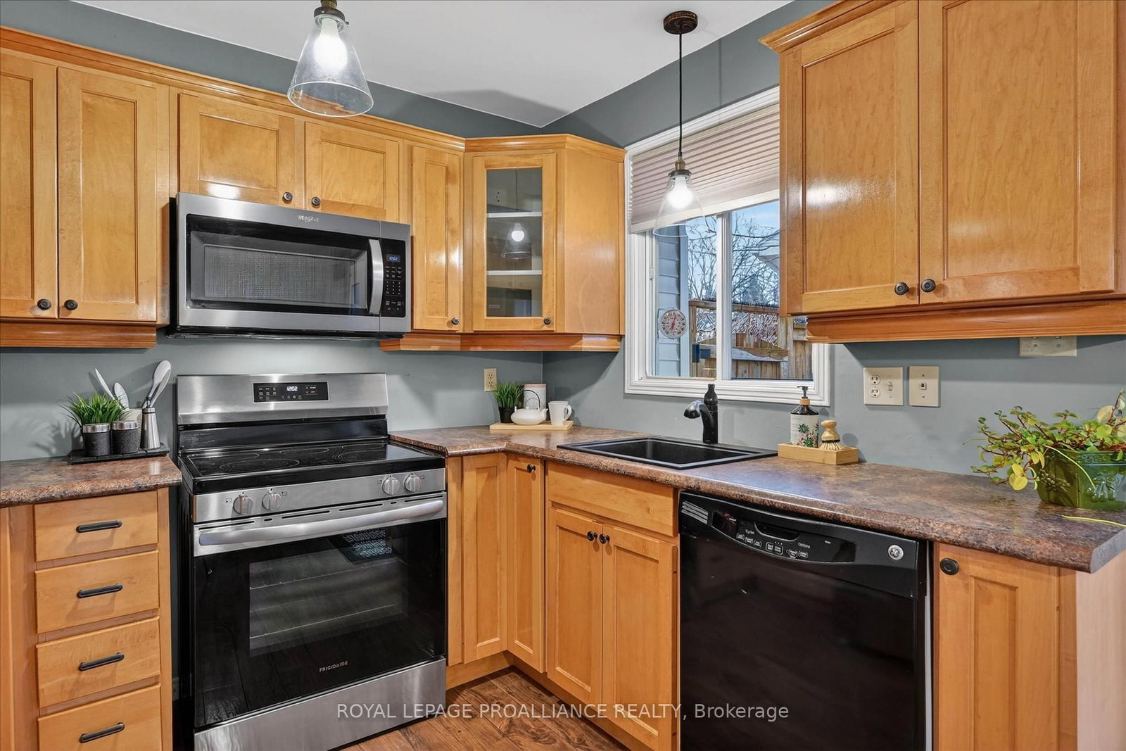 Detached House for sale at 7 Daleview Court, Peterborough, Ontario, K9J 8E6 - Monaghan Ward 2 - MLS: X12990822