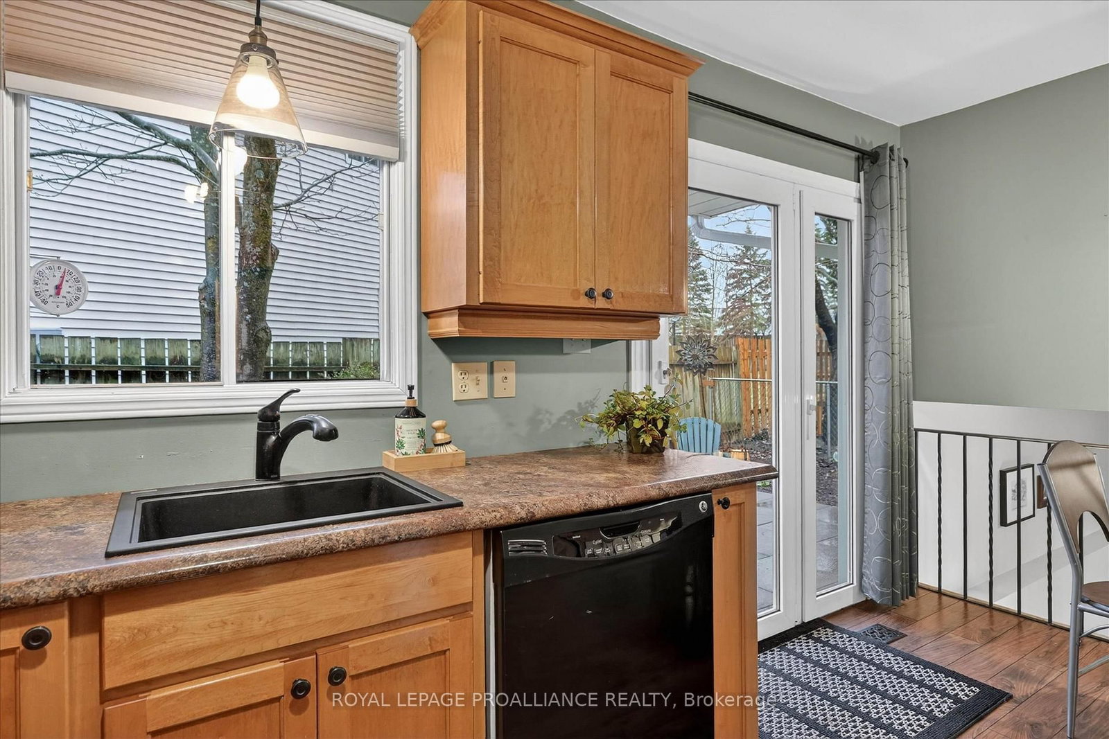 Detached House for sale at 7 Daleview Court, Peterborough, Ontario, K9J 8E6 - Monaghan Ward 2 - MLS: X12990822