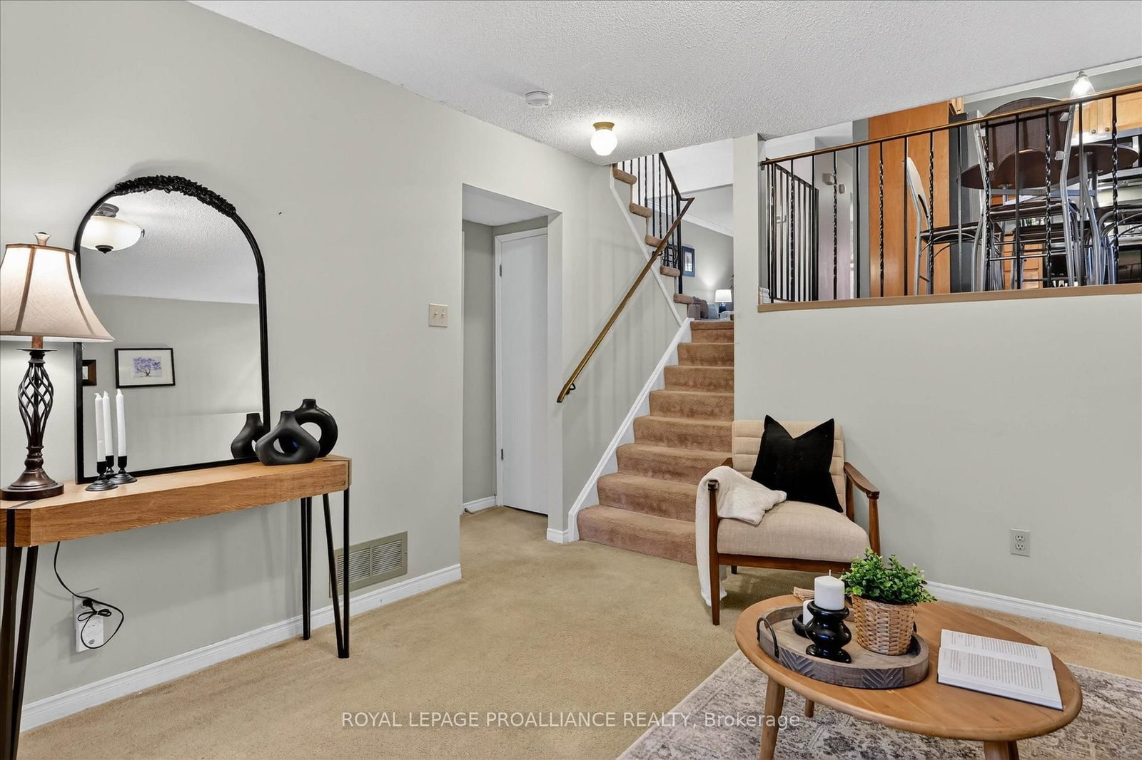 Detached House for sale at 7 Daleview Court, Peterborough, Ontario, K9J 8E6 - Monaghan Ward 2 - MLS: X12990822