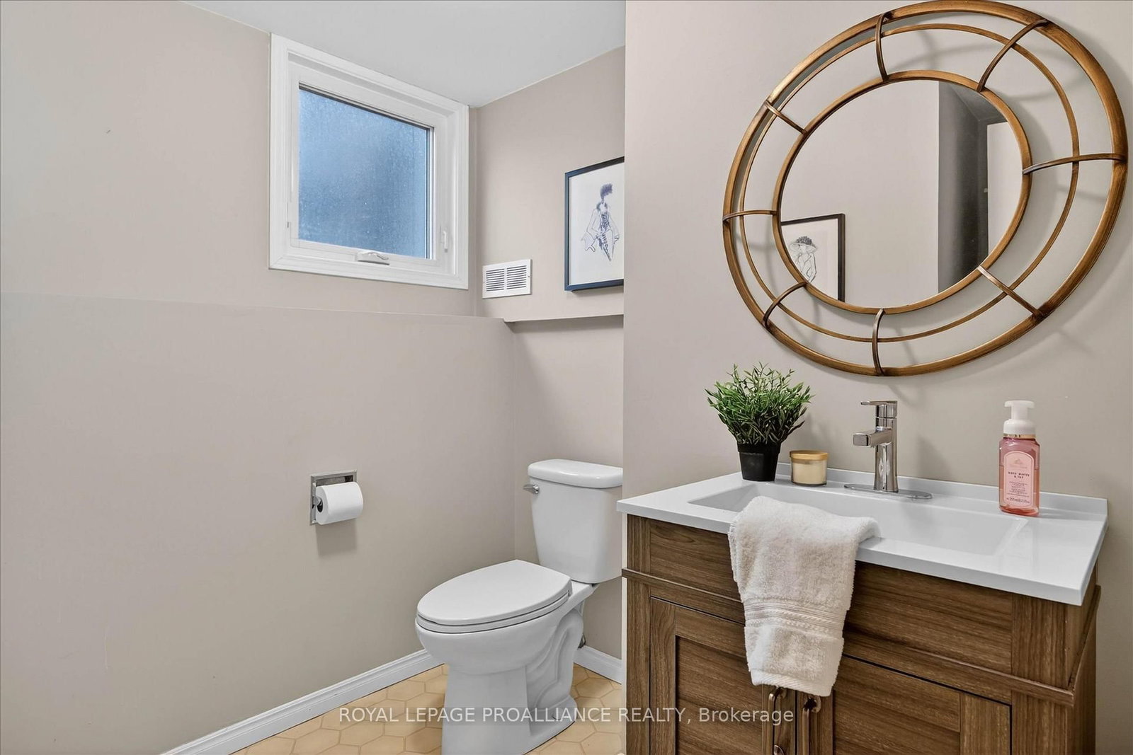 Detached House for sale at 7 Daleview Court, Peterborough, Ontario, K9J 8E6 - Monaghan Ward 2 - MLS: X12990822