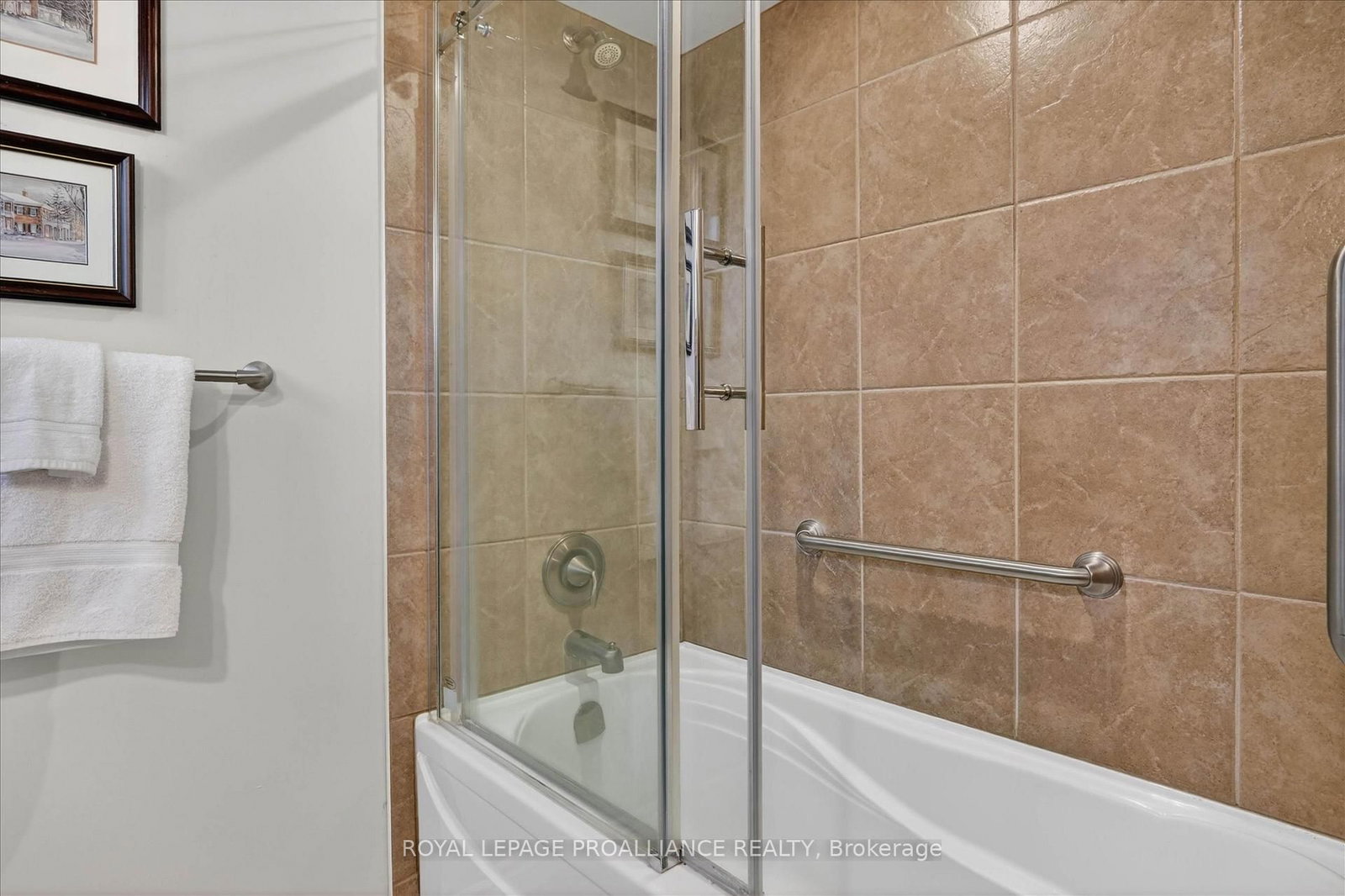 Detached House for sale at 7 Daleview Court, Peterborough, Ontario, K9J 8E6 - Monaghan Ward 2 - MLS: X12990822