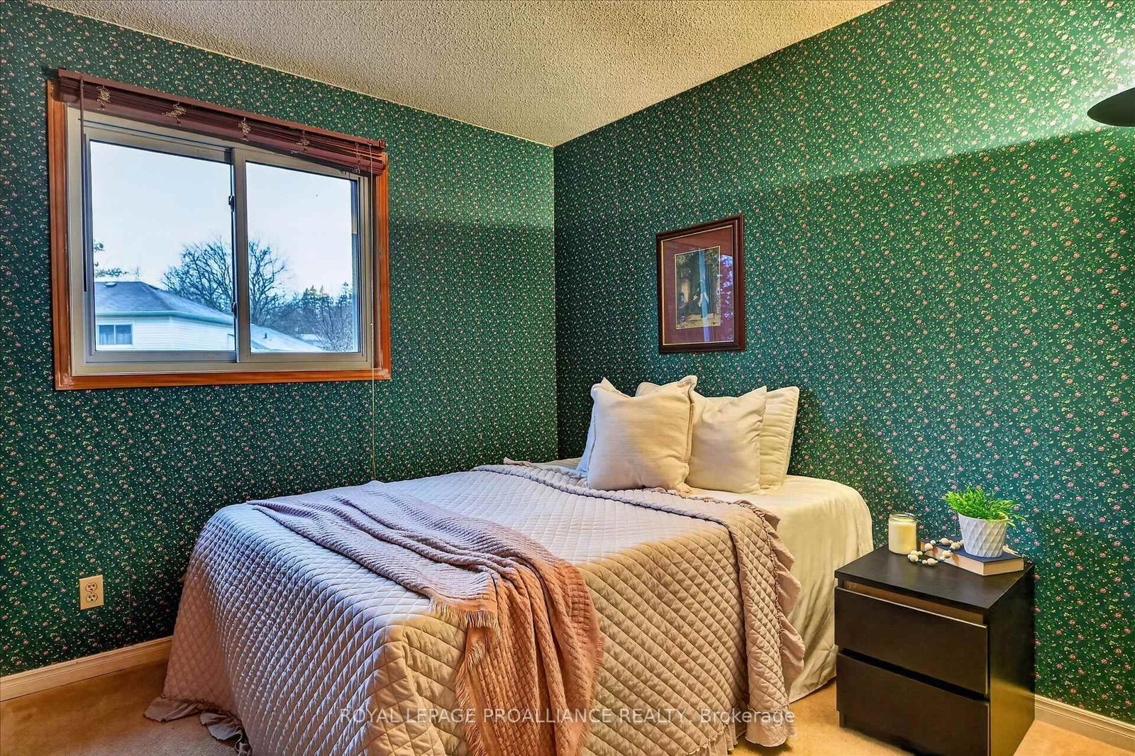 Detached House for sale at 7 Daleview Court, Peterborough, Ontario, K9J 8E6 - Monaghan Ward 2 - MLS: X12990822