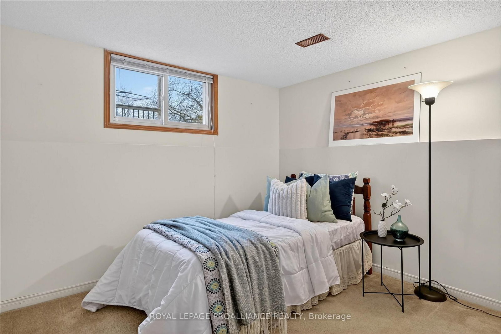 Detached House for sale at 7 Daleview Court, Peterborough, Ontario, K9J 8E6 - Monaghan Ward 2 - MLS: X12990822