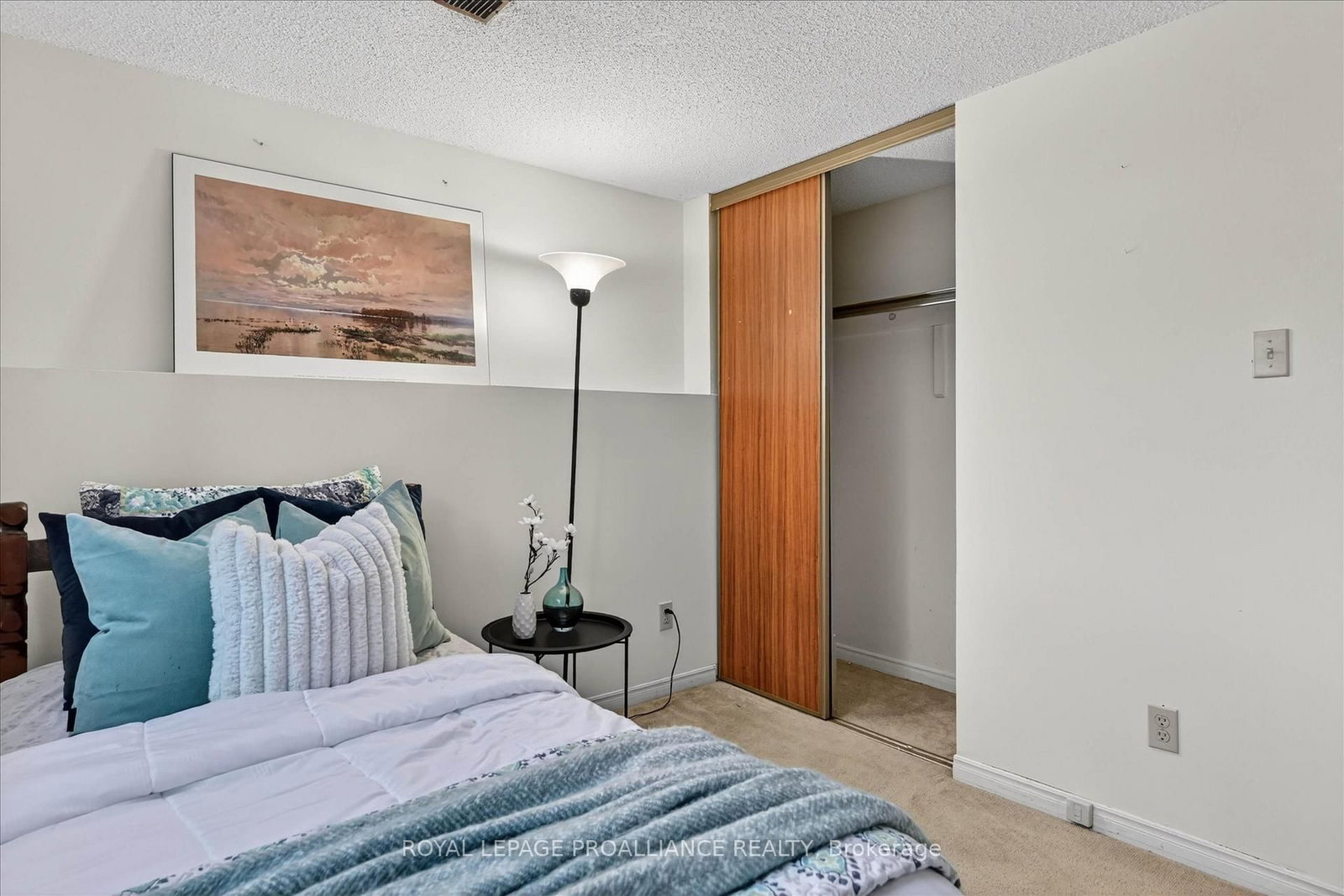 Detached House for sale at 7 Daleview Court, Peterborough, Ontario, K9J 8E6 - Monaghan Ward 2 - MLS: X12990822