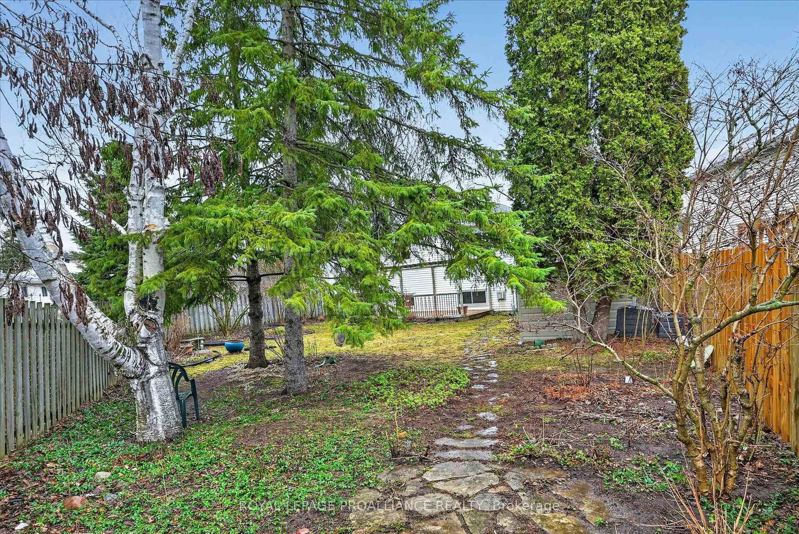 Detached House for sale at 7 Daleview Court, Peterborough, Ontario, K9J 8E6 - Monaghan Ward 2 - MLS: X12990822