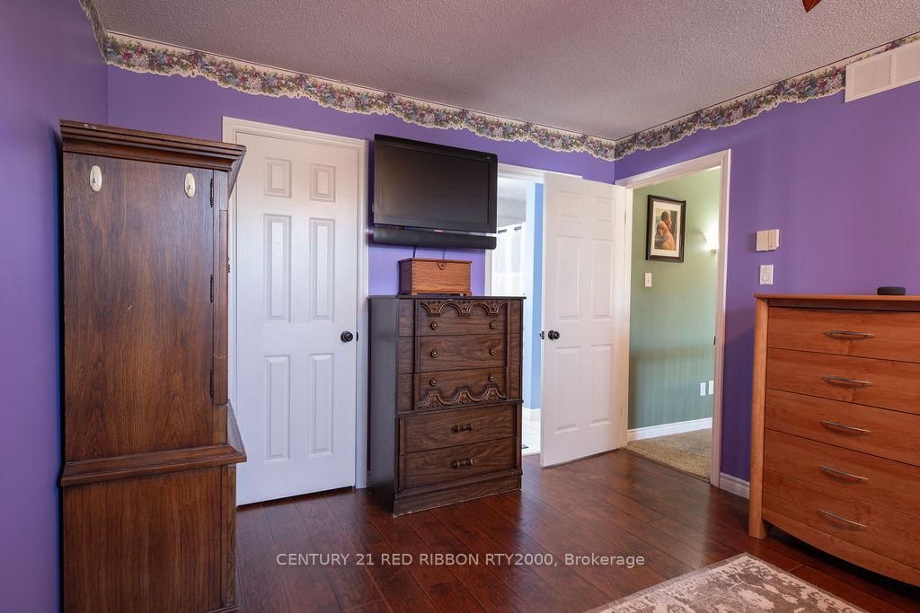 Detached House for sale at 232 Thorne Drive, Strathroy-Caradoc, Ontario, N7G 4C2 - NE - MLS: X12991102