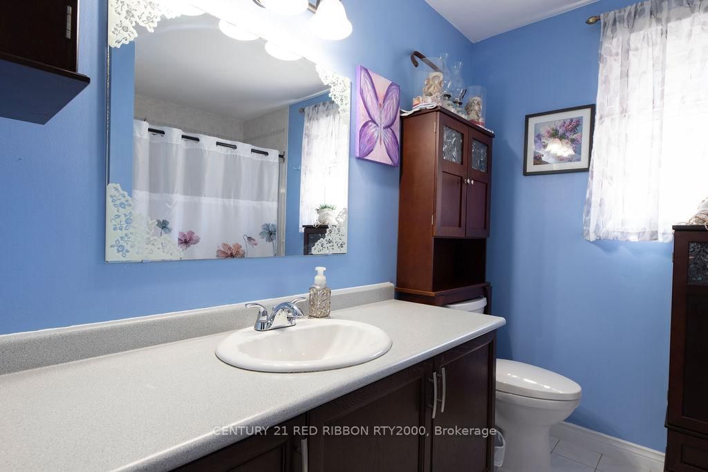 Detached House for sale at 232 Thorne Drive, Strathroy-Caradoc, Ontario, N7G 4C2 - NE - MLS: X12991102