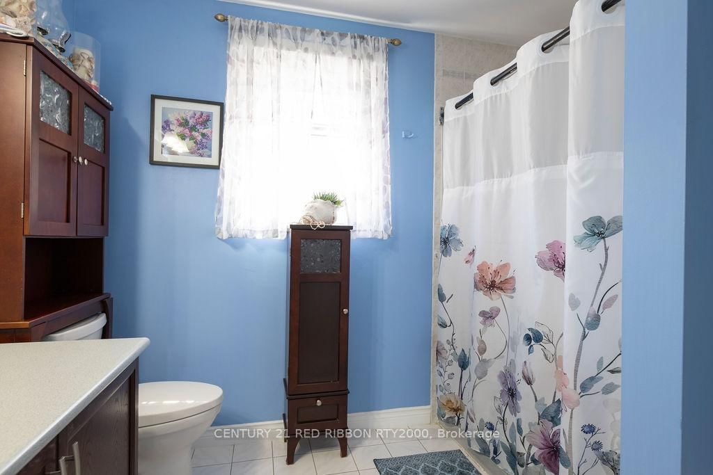 Detached House for sale at 232 Thorne Drive, Strathroy-Caradoc, Ontario, N7G 4C2 - NE - MLS: X12991102