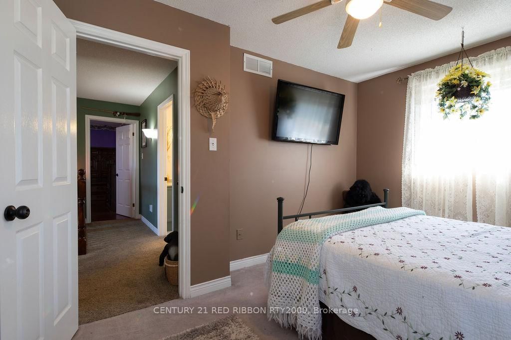 Detached House for sale at 232 Thorne Drive, Strathroy-Caradoc, Ontario, N7G 4C2 - NE - MLS: X12991102