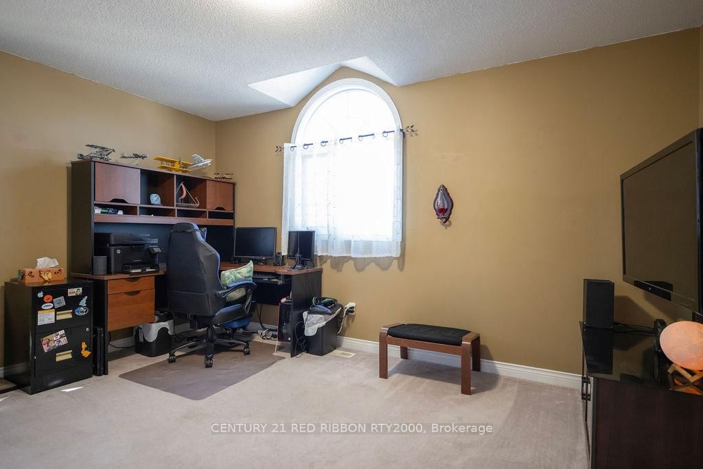 Detached House for sale at 232 Thorne Drive, Strathroy-Caradoc, Ontario, N7G 4C2 - NE - MLS: X12991102